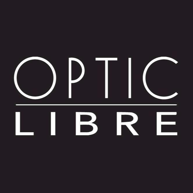 Opticien meet de pasvorm van een sportbril in de winkel